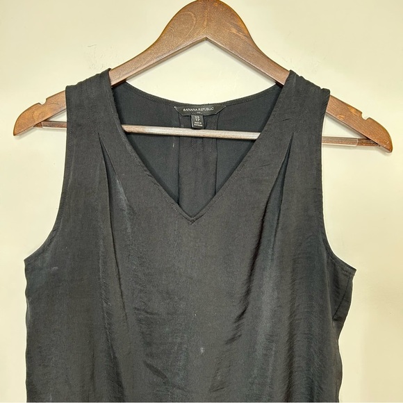 Banana Republic Relaxed Fit V Neck Blouse Sleeveless Silky Material Black XS - Picture 2 of 9